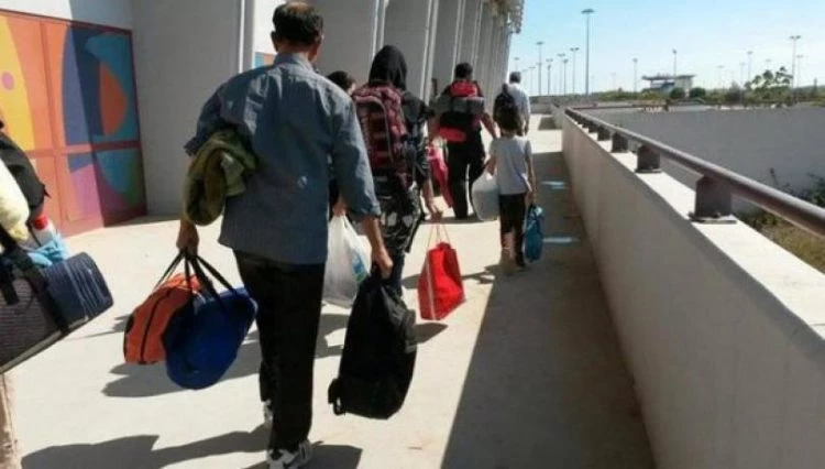 Εκατοντάδες Έλληνες κοιμούνται σε παγκάκια αλλά το κράτος τοποθετεί τους πρόσφυγες σε ξενοδοχεία